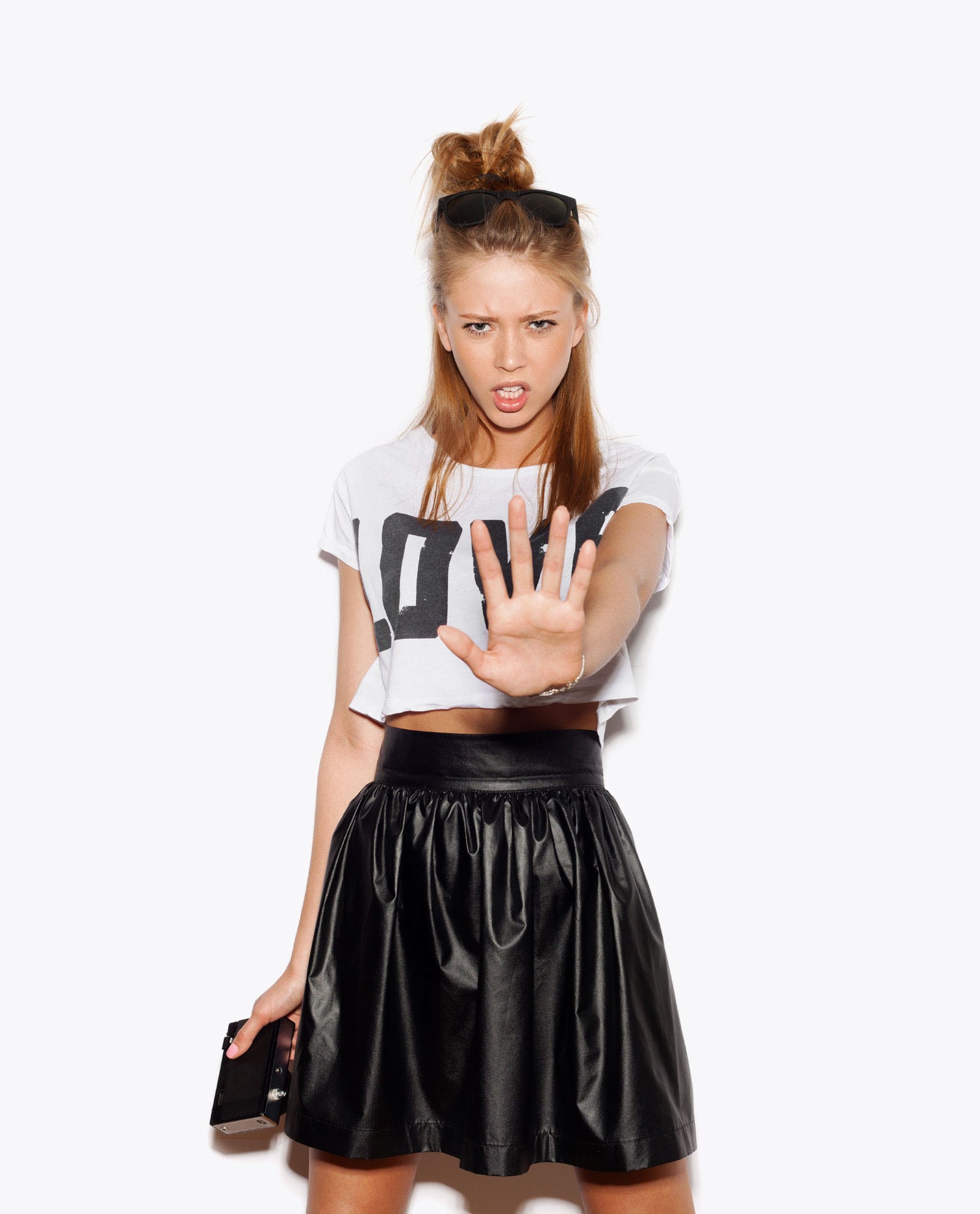 Camiseta blanca y falda negra